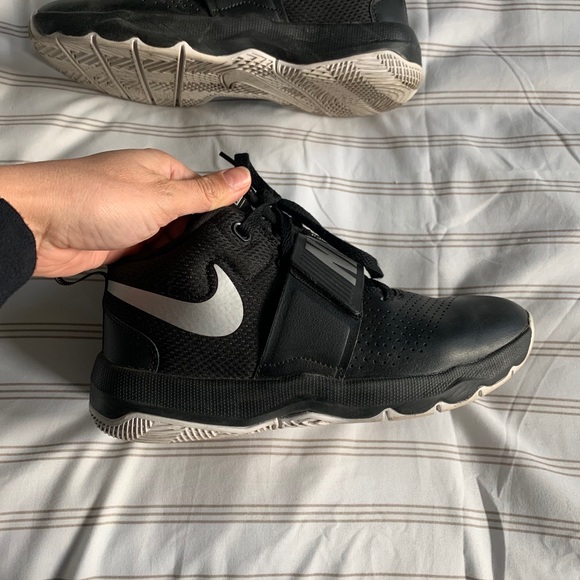 Nike Team Hustle D8 High Top Basketball Shoes 6Y - Picture 3 of 5